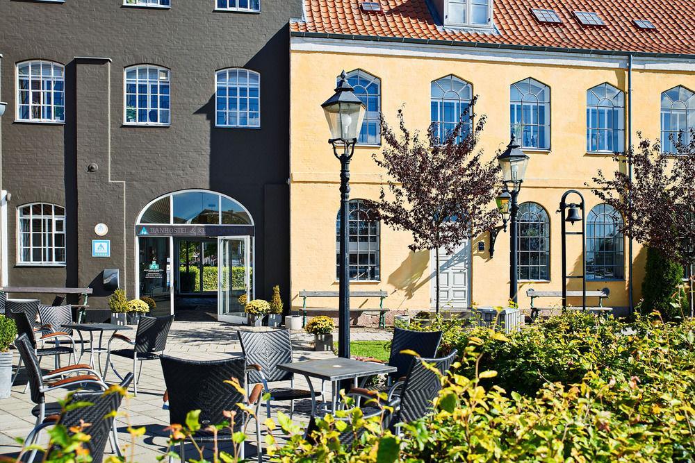 スベンボー Stoberietホステル エクステリア 写真 The former town hall of Sønderborg